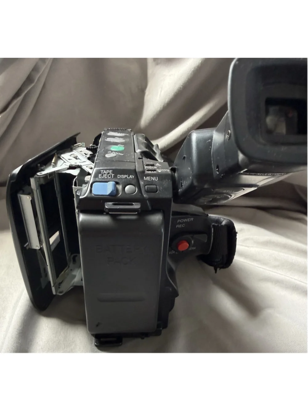 Quasar VM-D51Palmcorder VHSC 20x Zoom Lens Video Camera w batteries Works